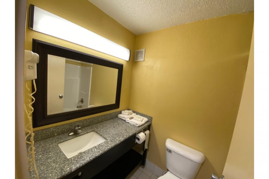 Super 8 by Wyndham Fort Wayne 20/58