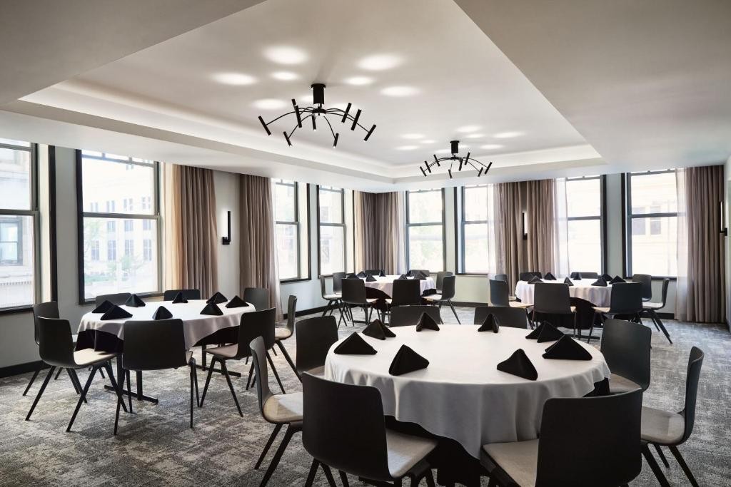 AC Hotel by Marriott Kansas City Downtown 13/17