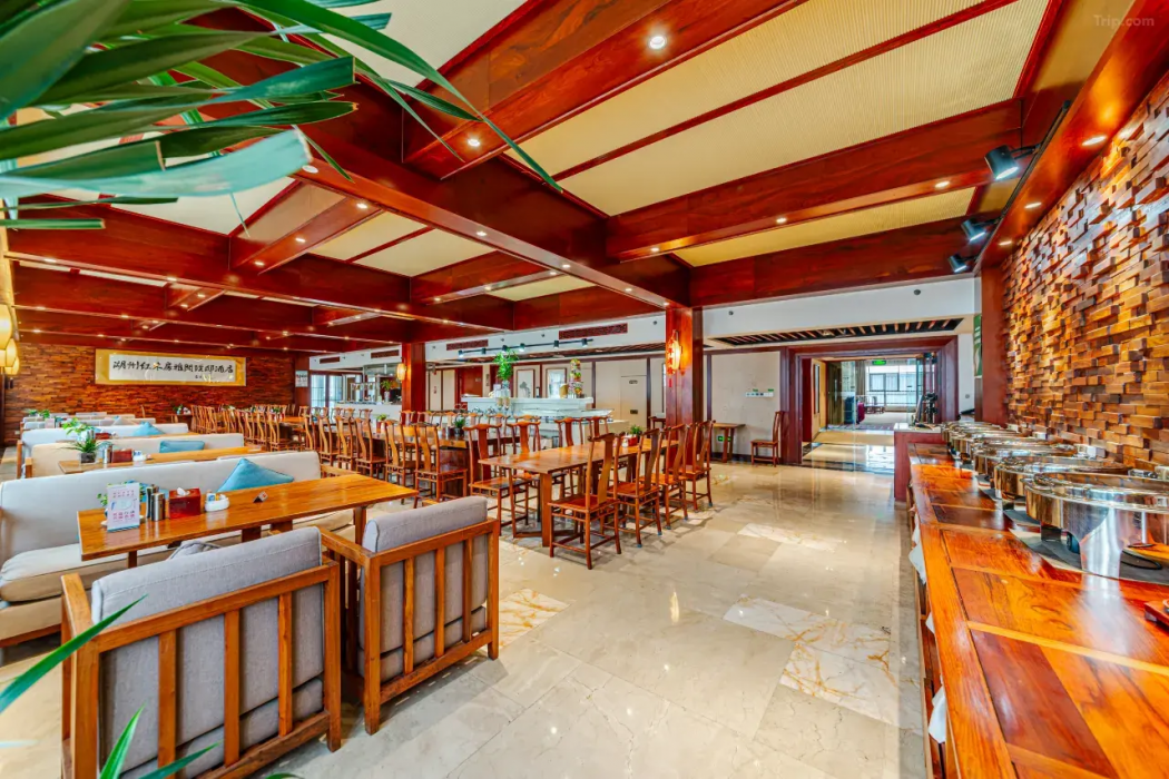 Huzhou Redwood Room Hotel (Taihu Moon Plaza) 24/35