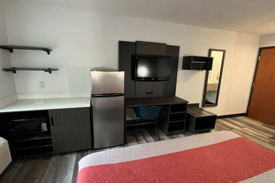 Studio6 Suites Urbana, IL 8/26