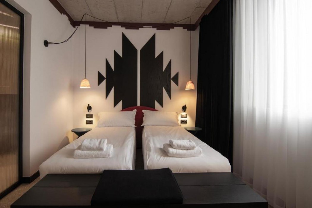 Bazaar Hotel 7/39