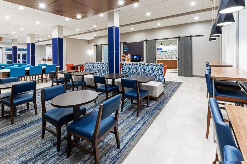 Holiday Inn Express & Suites SENATOBIA I-55 24/54
