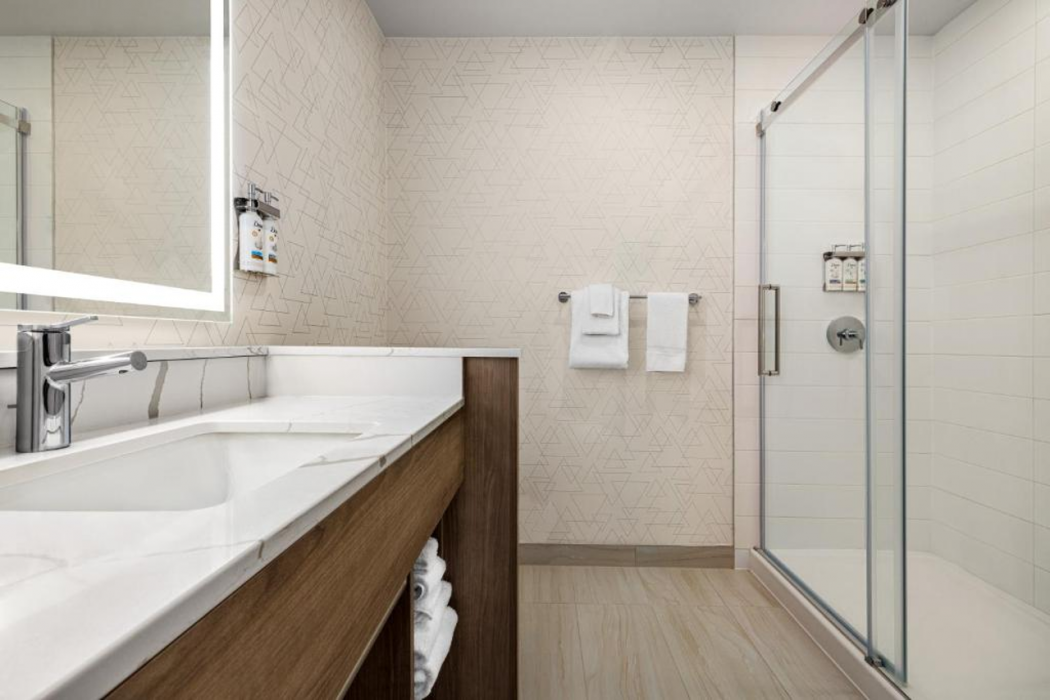 Holiday Inn Express STRATHROY 14/64
