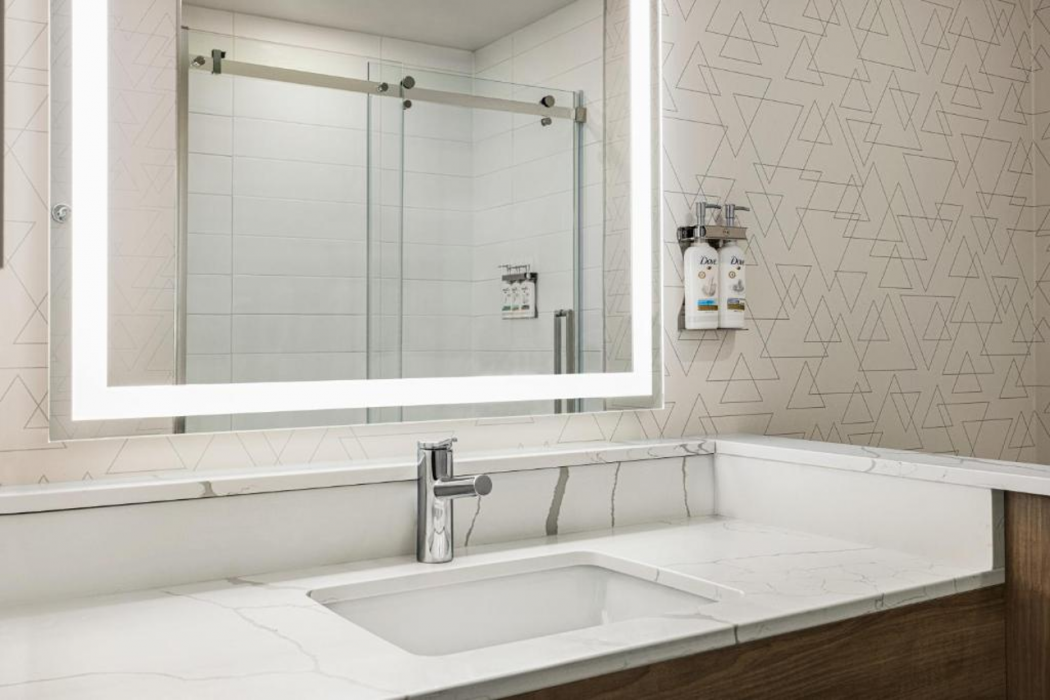 Holiday Inn Express STRATHROY 12/64