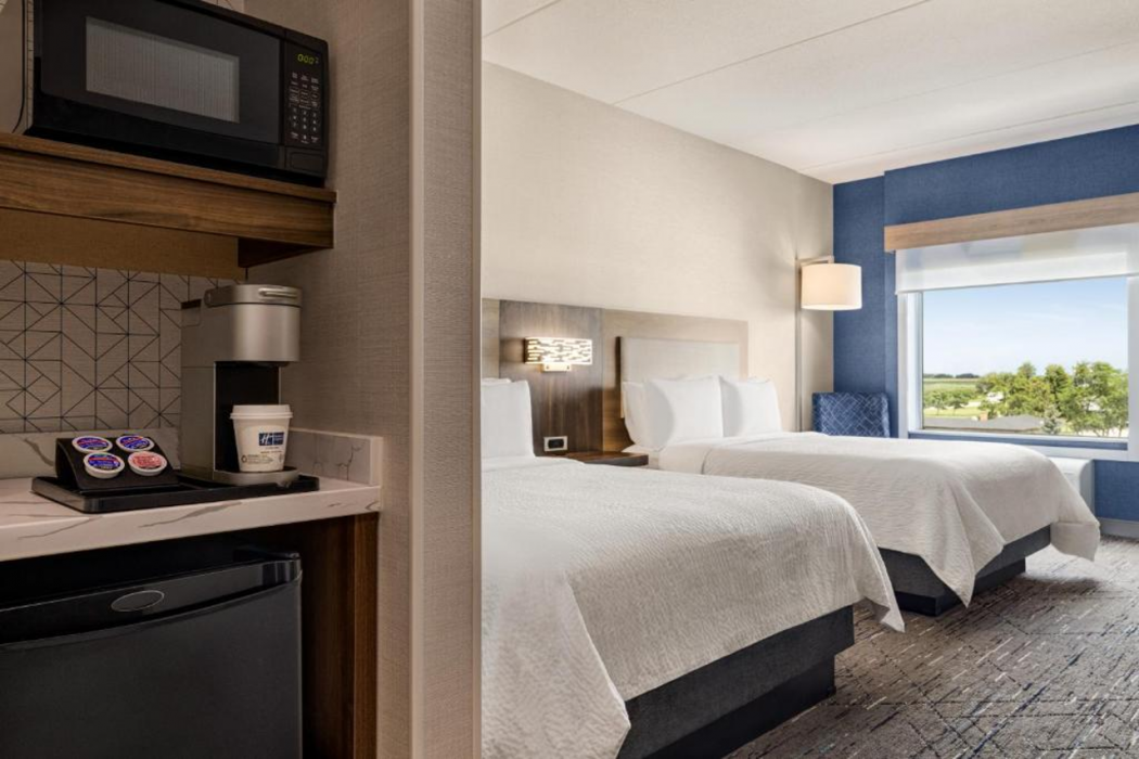 Holiday Inn Express STRATHROY 20/64