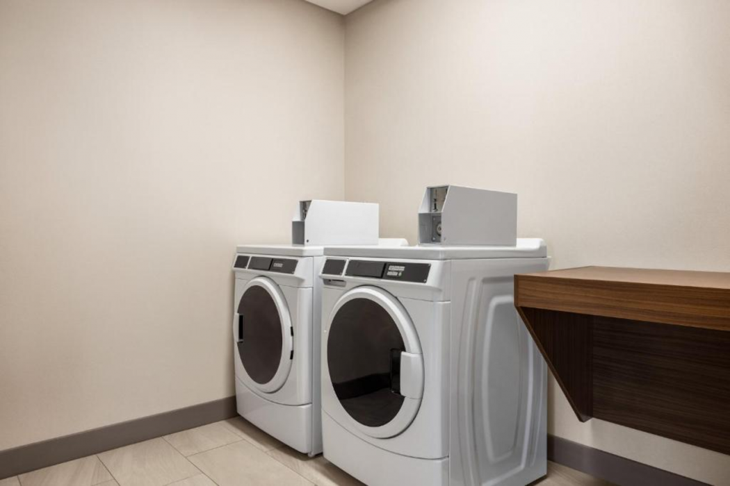 Holiday Inn Express STRATHROY 24/64