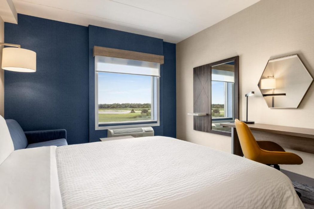 Holiday Inn Express STRATHROY 16/64