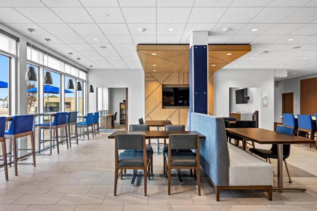 Holiday Inn Express & Suites MARINETTE 4/35