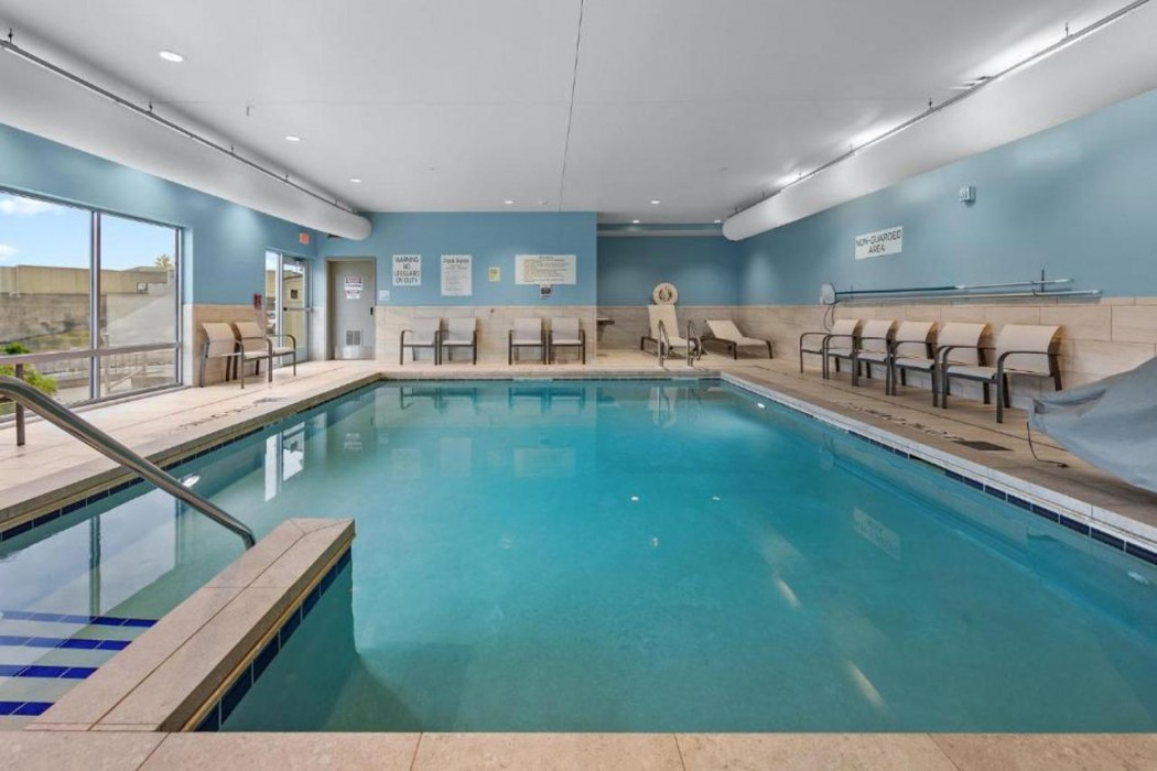 Holiday Inn Express & Suites MARINETTE 27/35