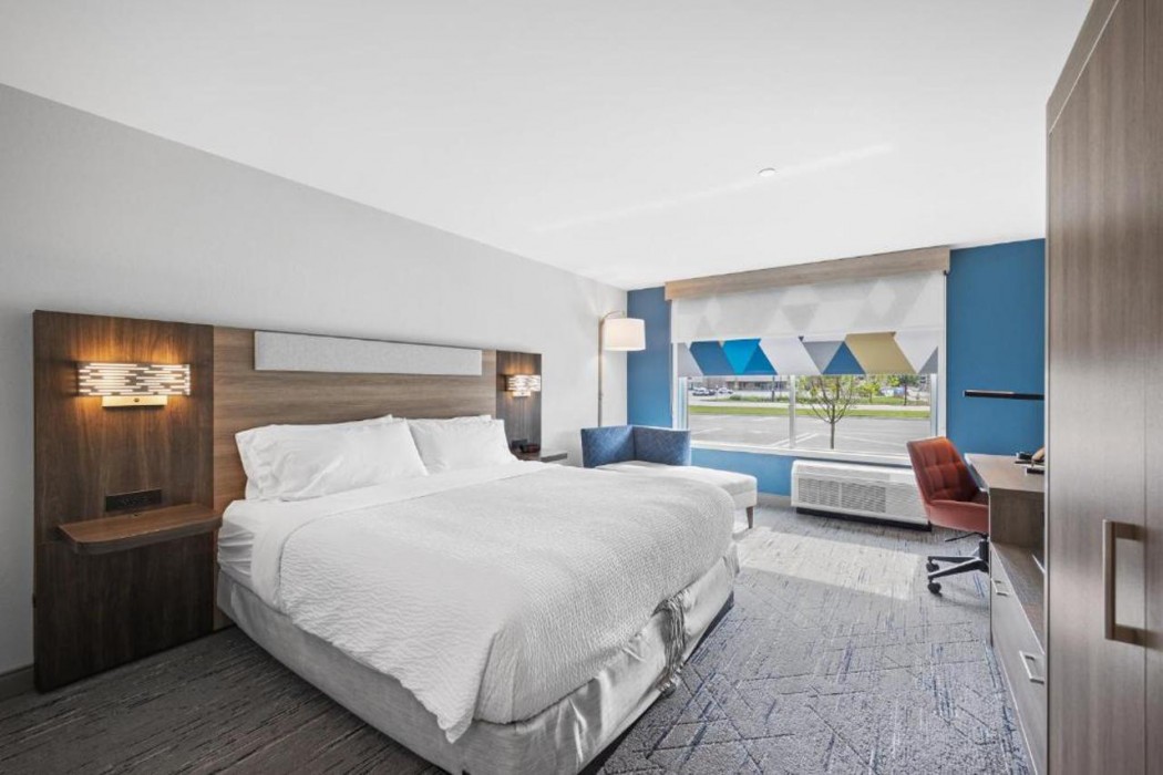 Holiday Inn Express & Suites MARINETTE 10/35