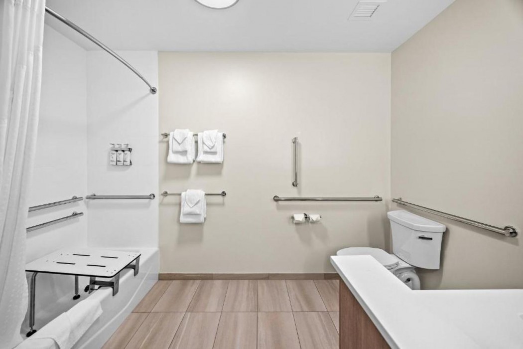 Holiday Inn Express & Suites MARINETTE 19/35