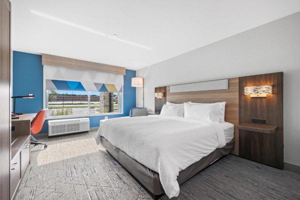 Holiday Inn Express & Suites MARINETTE 15/35