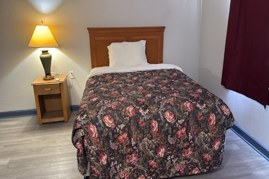 Capital O Parker Motel Clute Jackson Tx 332 thumb 3