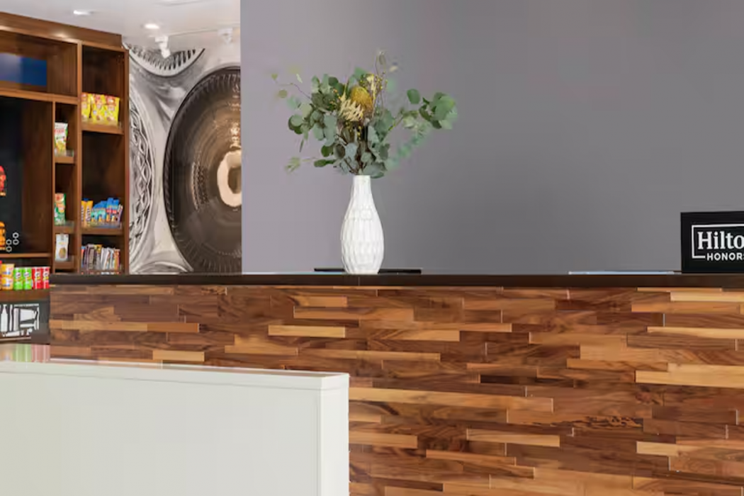 Hampton Inn & Suites by Hilton Long Island Farmingdale image