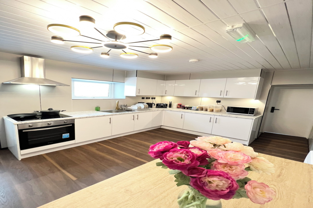 OYO Welsh Holiday Accommodation - Modern Stay 24/32