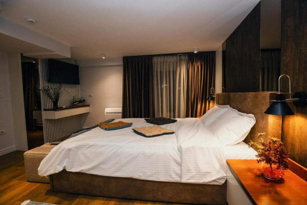 Hotel Romeo 13/59