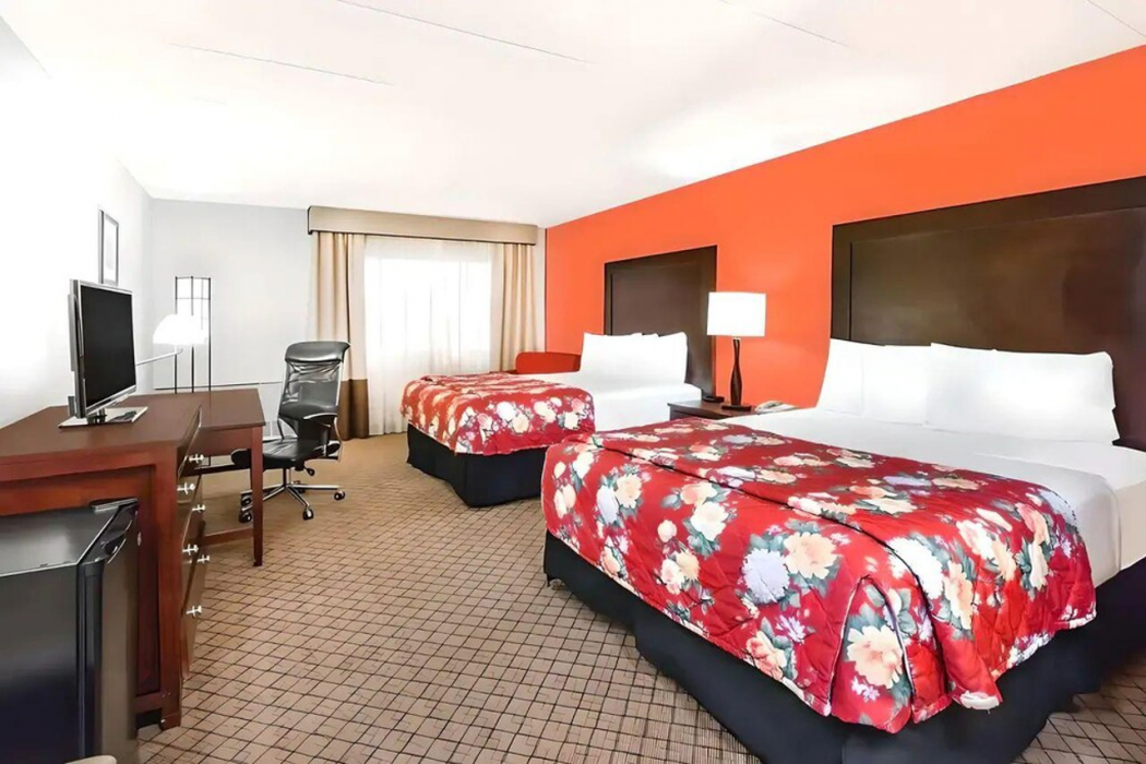 MainStay Suites Lansing West 8/37