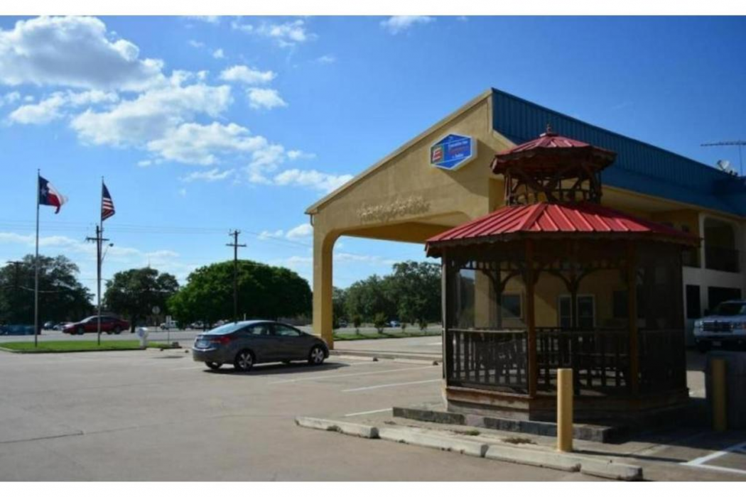 Hotel O Executive Inn & Suites Cuero Hwy 87 image