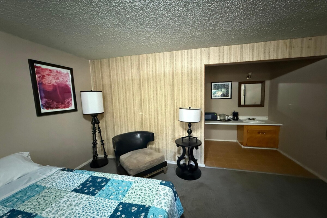 Columbia Inn Motel CA 49 15/47