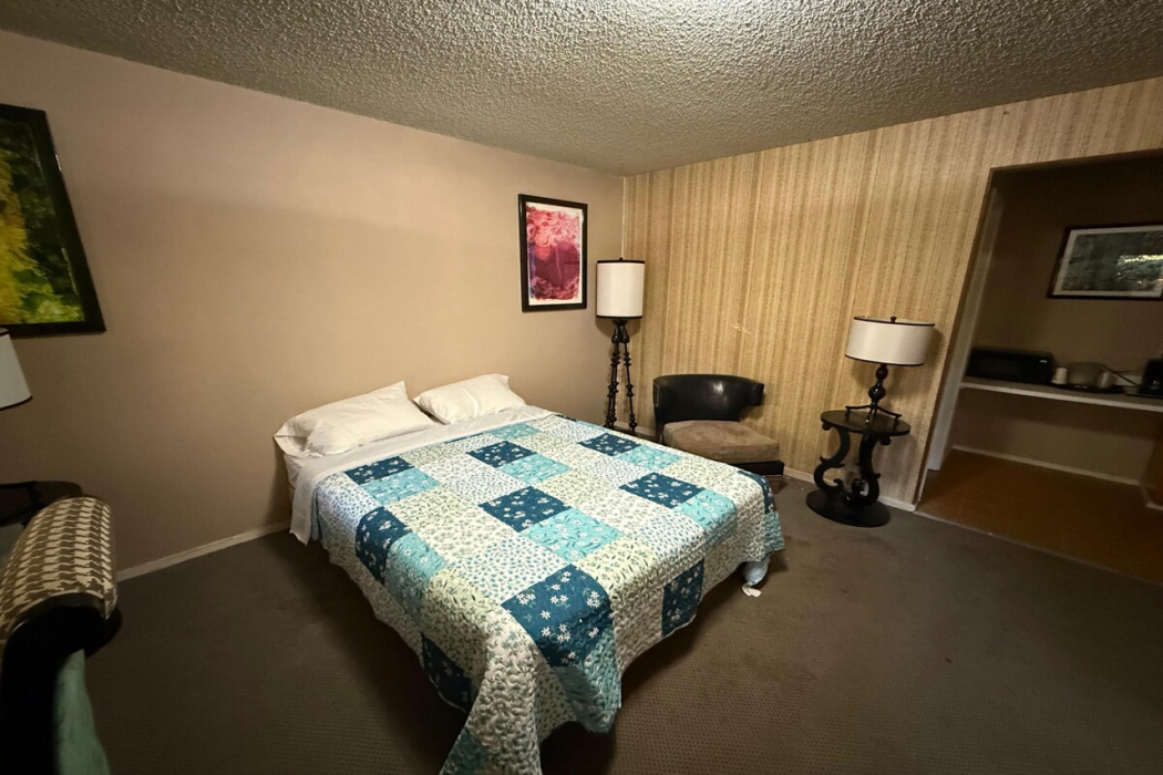 Columbia Inn Motel CA 49 13/47