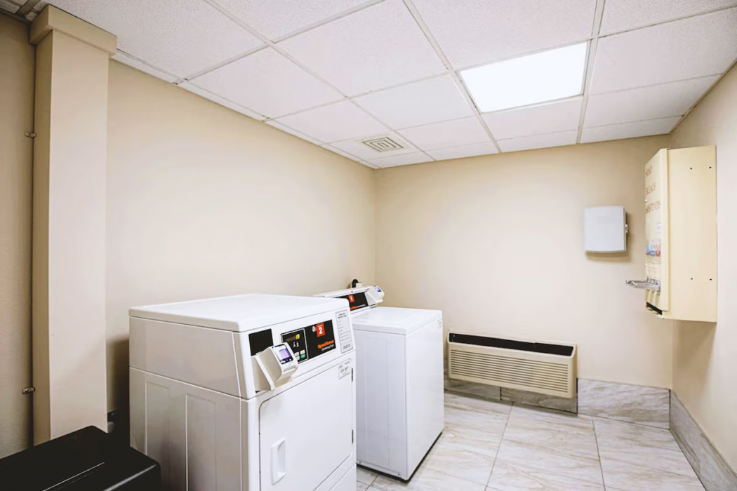 Norwood Inn & Suites Milwaukee 22/43