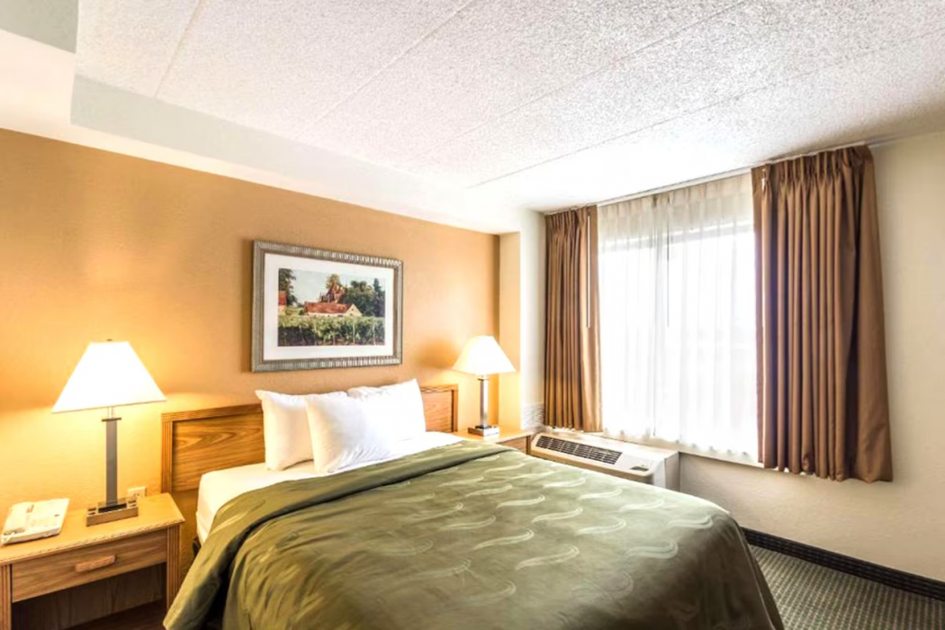 Norwood Inn & Suites Milwaukee 12/43