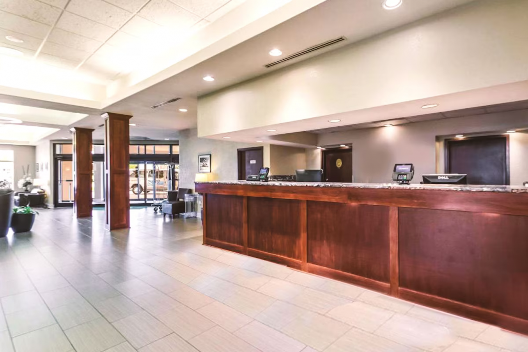 Norwood Inn & Suites Milwaukee 3/43