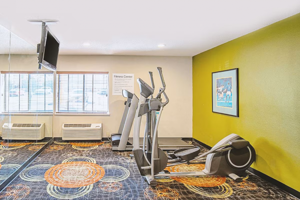 Norwood Inn & Suites Milwaukee 23/43