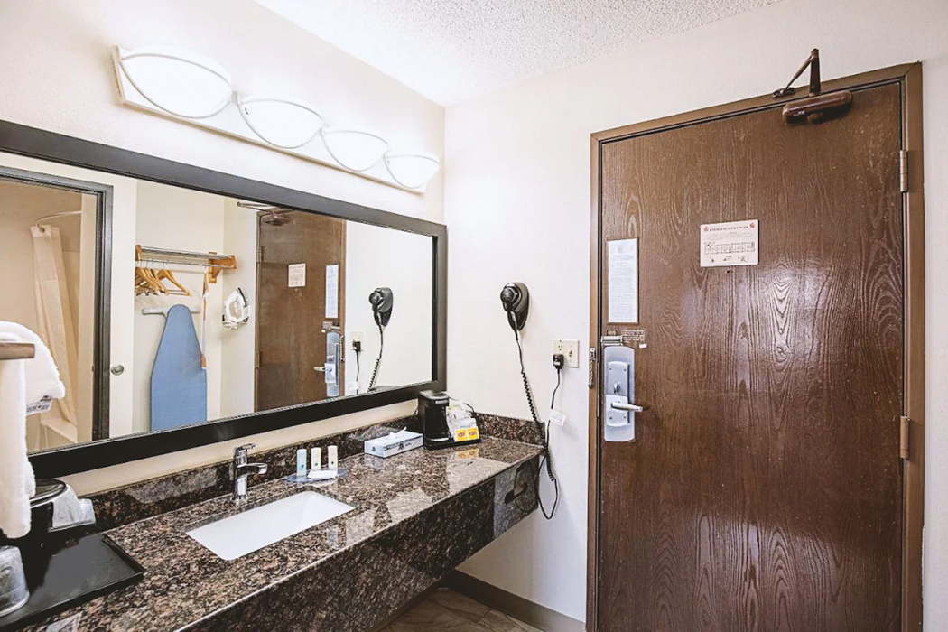 Norwood Inn & Suites Milwaukee 13/43