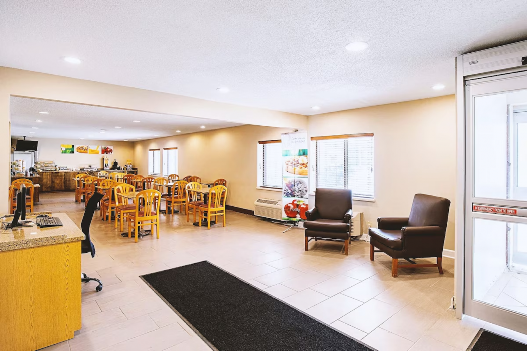 Norwood Inn & Suites Milwaukee 24/43