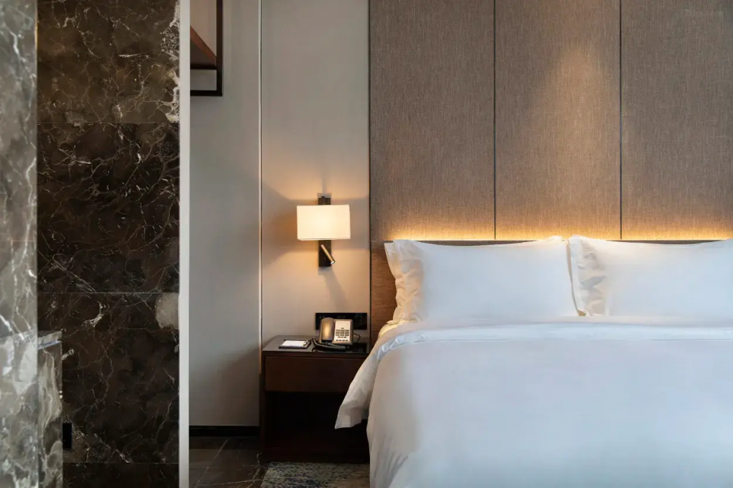 CNHOL Elegant Hotel (Shenzhen Dalang Commercial Center) 8/16
