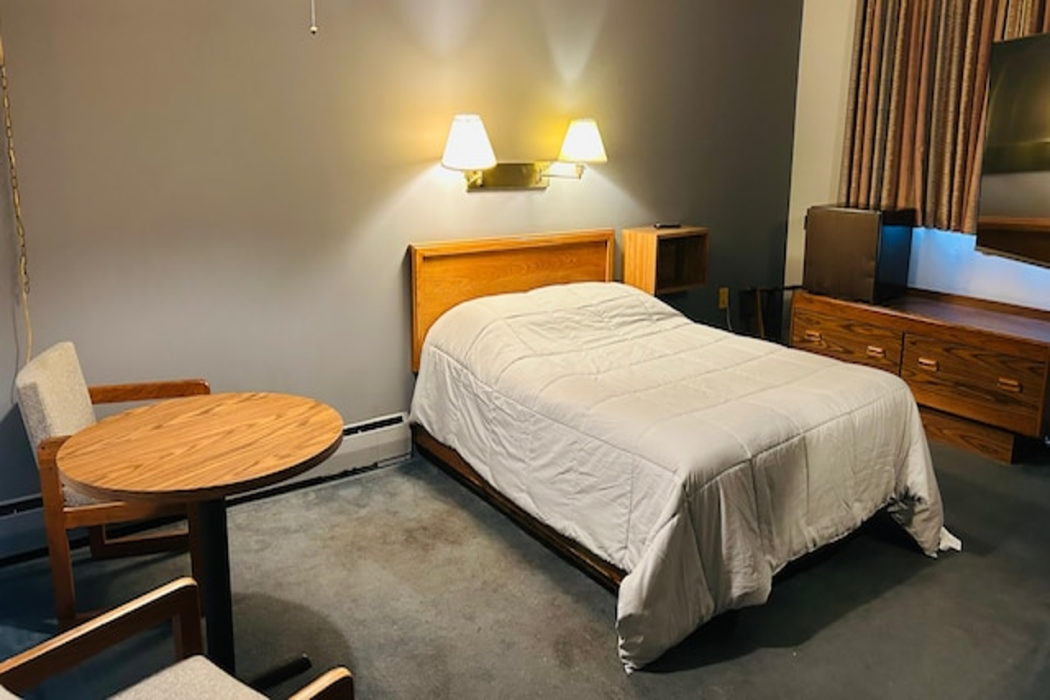 Capital O Swan Inn Comstock Park 9/57