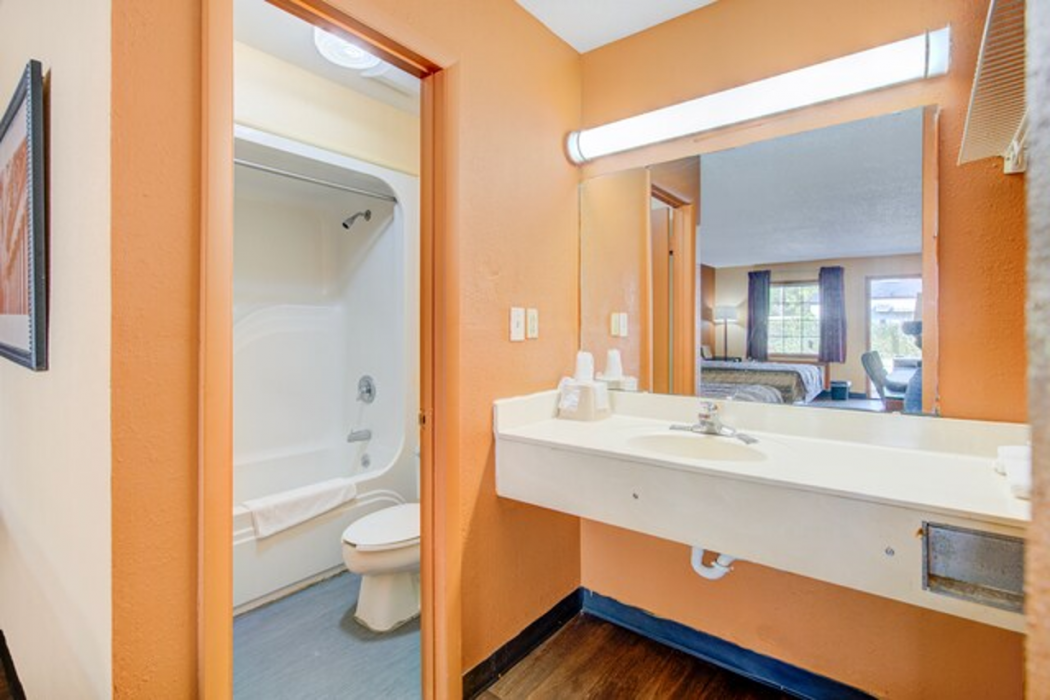 Hotel O Deluxe Inn Kingstree SC HWY 52 8/29