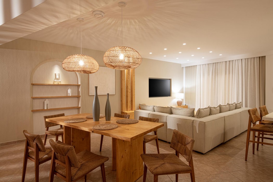 Adonis Apartments 39/114