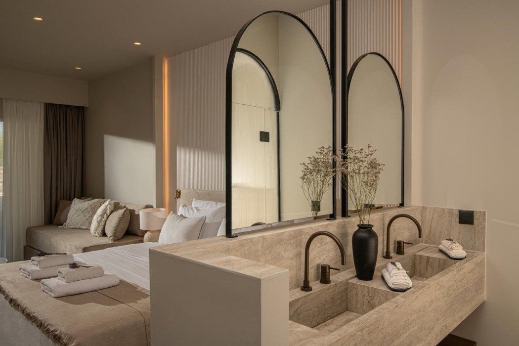 Adonis Apartments 61/114