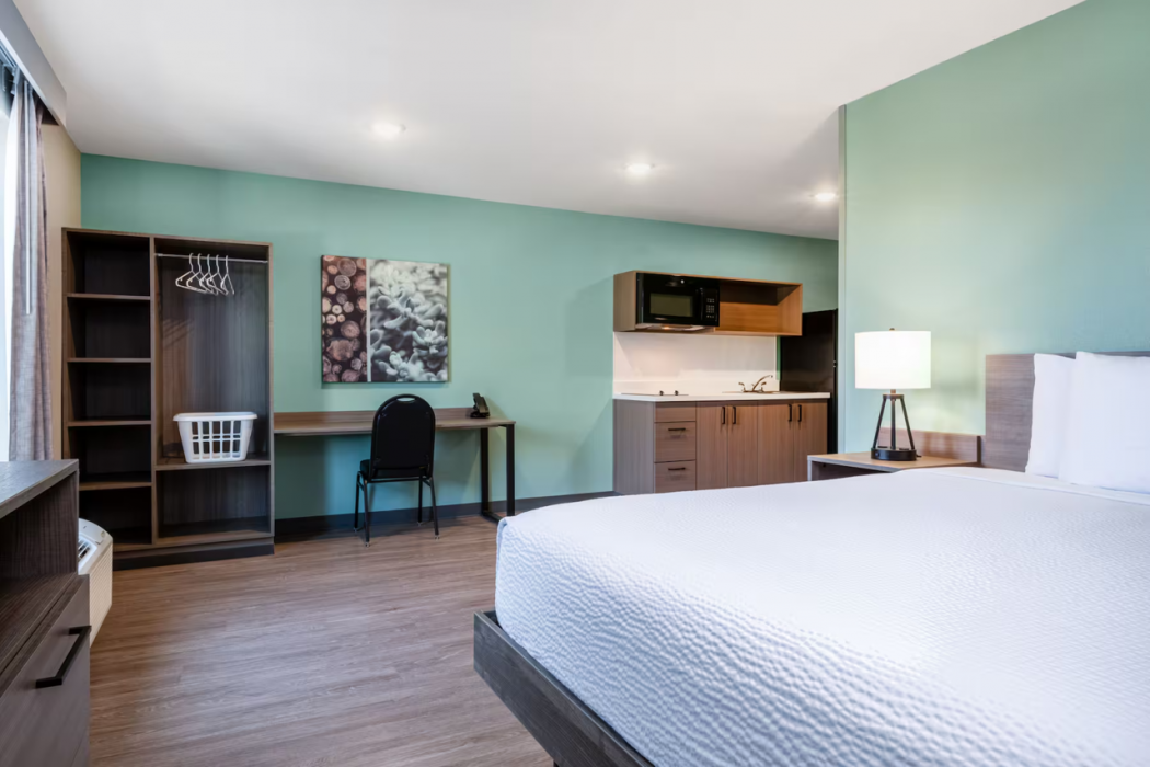 ECHO Suites Extended Stay by Wyndham Springfield Airport PLZ 24/49
