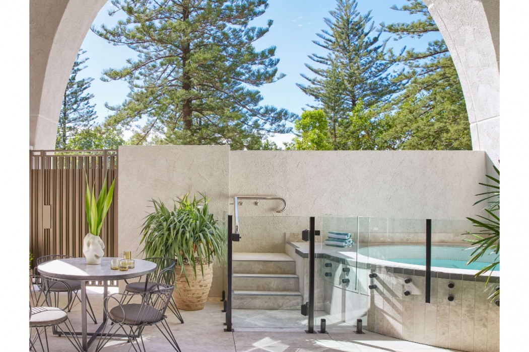 Mondrian Gold Coast 27/75