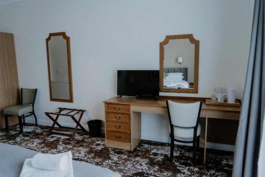 Room at CBH The Prince of Wales Hotel, BERKELEY
