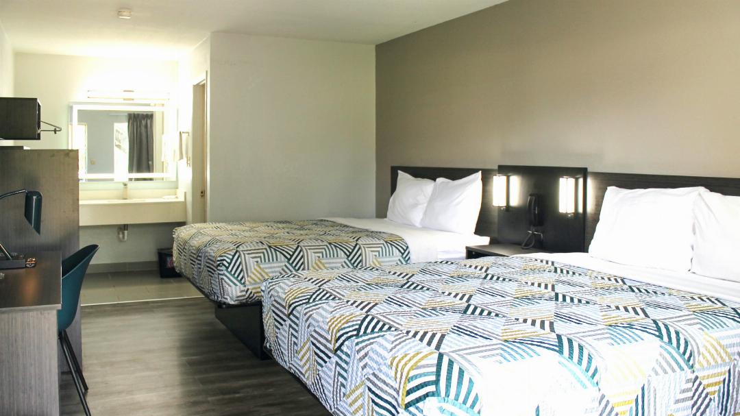 2 Queen Beds Non-Smoking, Micfridge، Motel6 Mccomb Ms 6/16