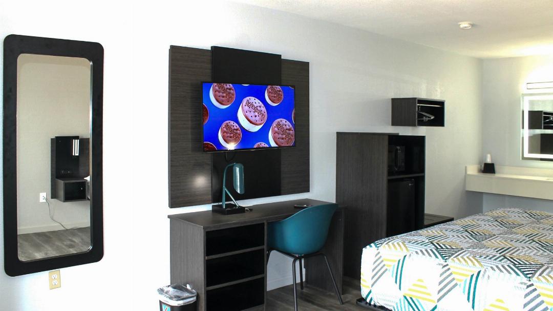1 King Bed Non-Smoking, Micfridge