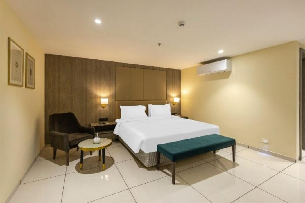 Sunday Hotel Vadodara 15/31