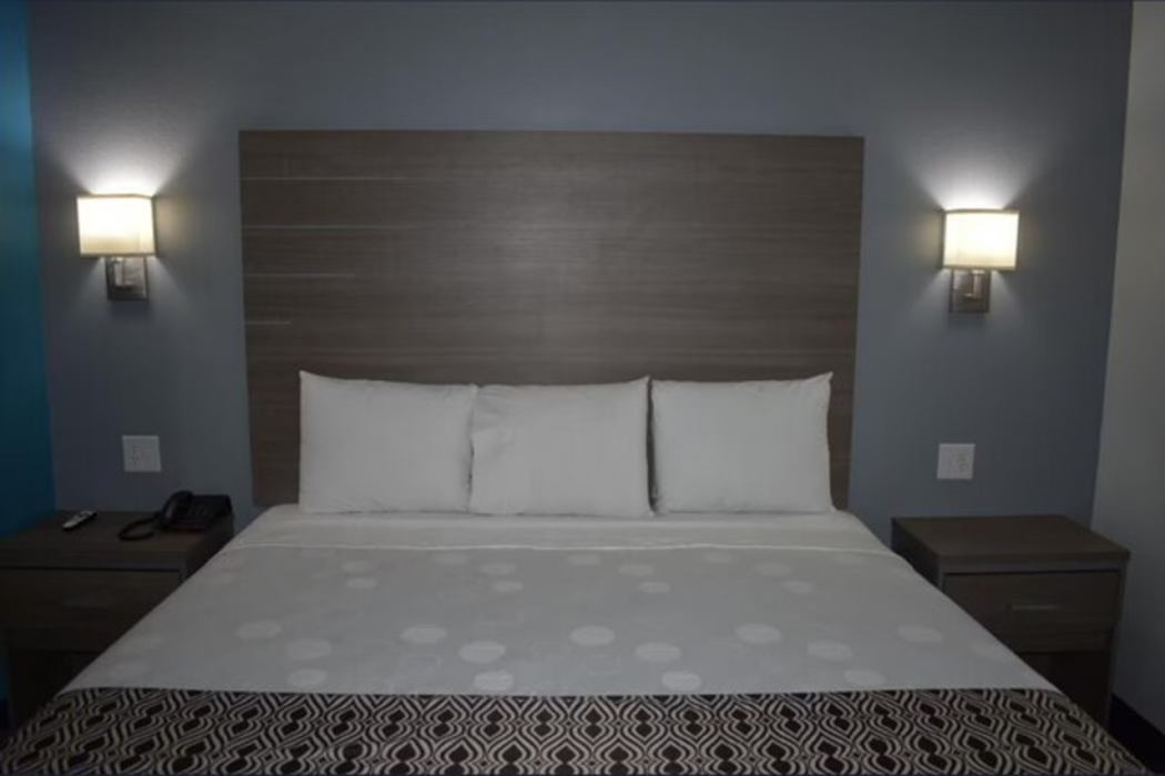 Hotel Royale IAH Airport North Houston I-45 8/30