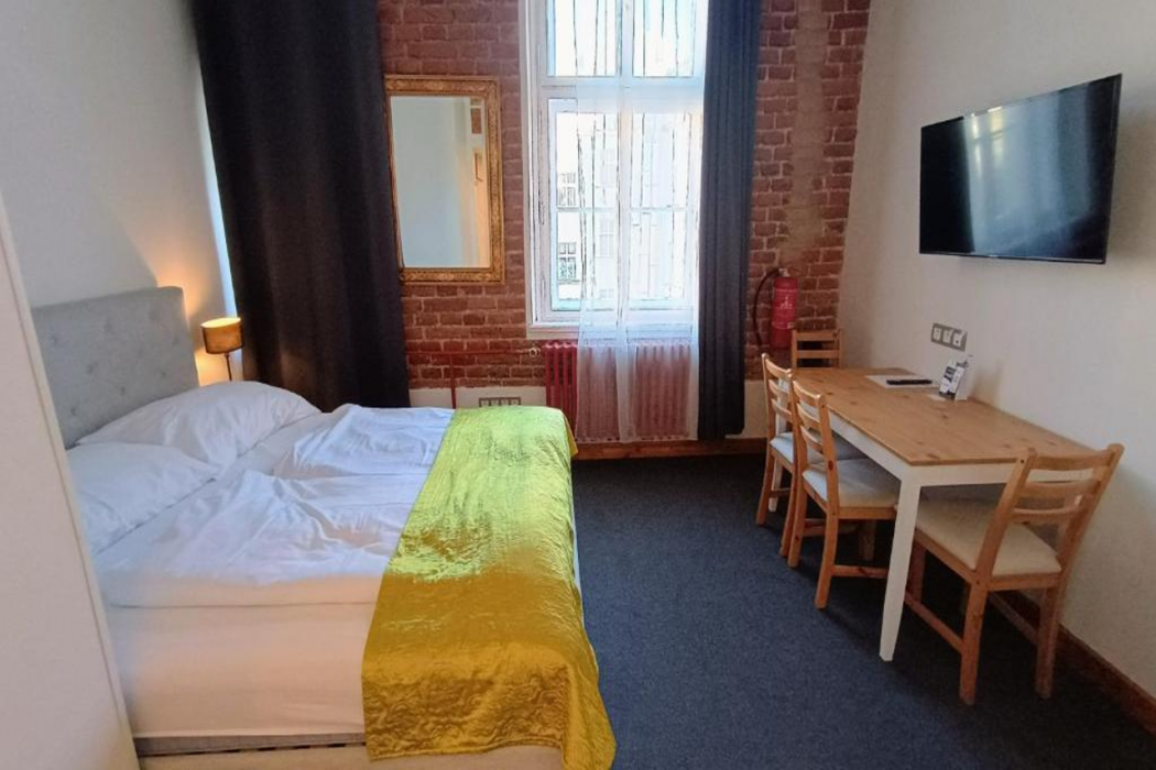 S42 HOTEL 12/20