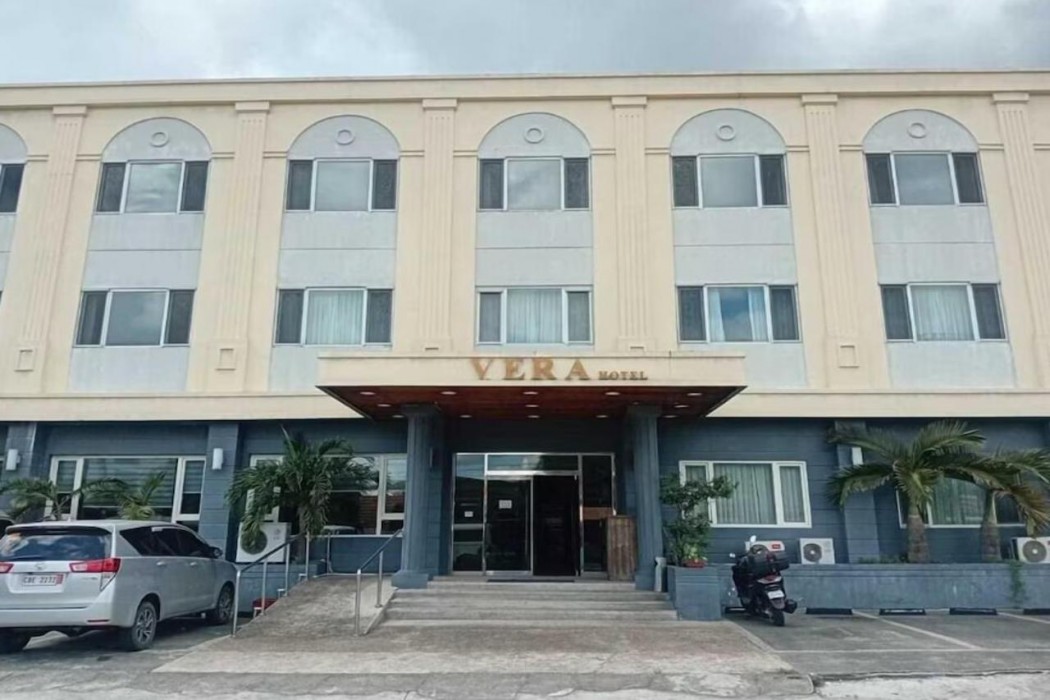 Townhouse Oak Vera Hotel Near Clark International Airport photo1