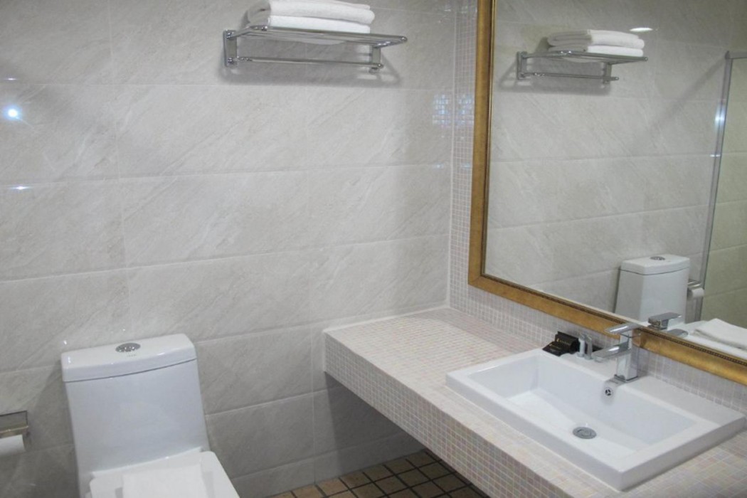 Townhouse Oak Vera Hotel Near Clark International Airport 12/57