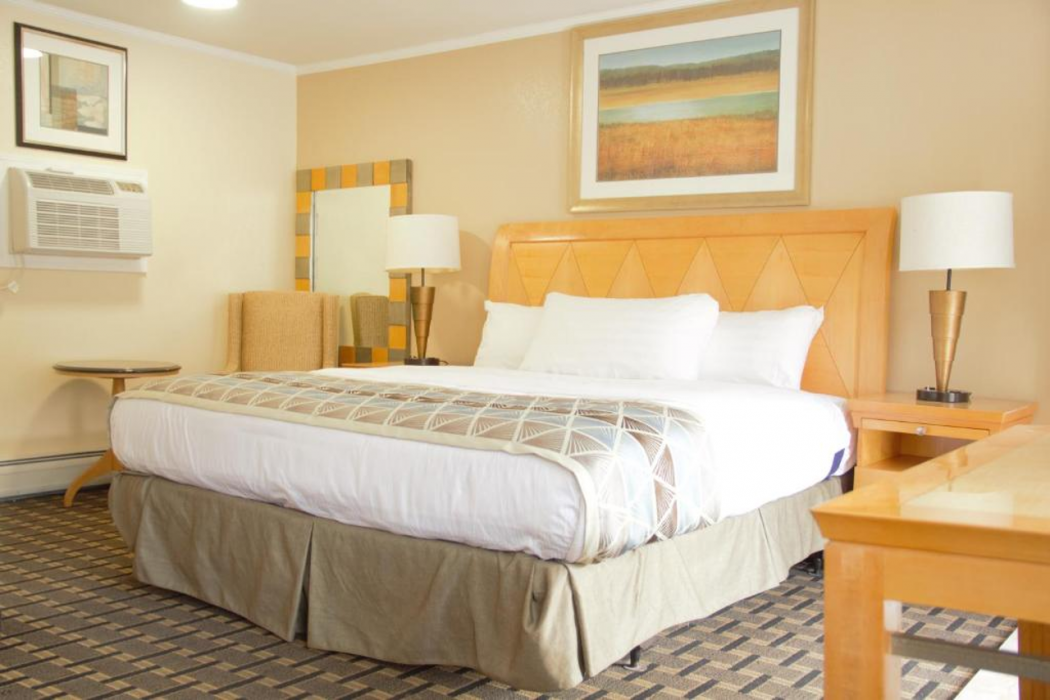 Rodeway Inn Adams, MA 12/34