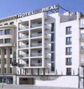 Experience the ultimate blend of comfort and convenience at Real Lleida Hotel, ideally situated near shopping, dining, and major transport hubs.