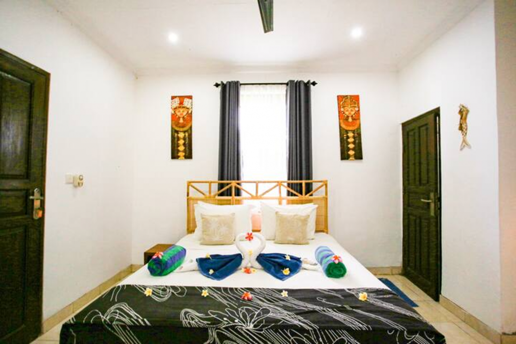 3 Monkeys Lembongan 7/50