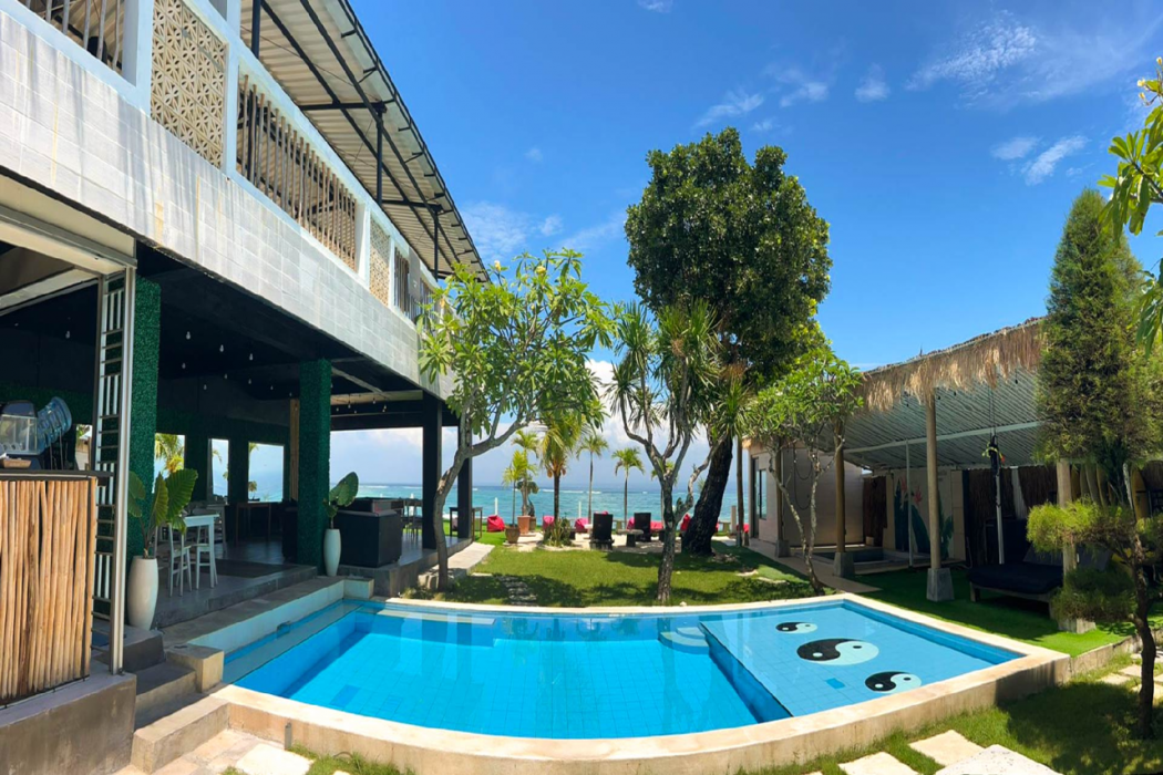 3 Monkeys Lembongan 17/50