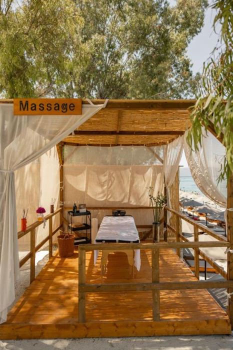 Mazarine Hotel and Restaurant 27/59
